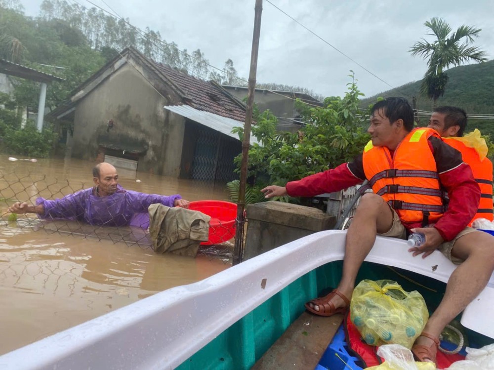 ĐĂK LĂK: Chùa Phước Thiện (Đà Nẵng) cứu trợ khẩn cấp bà con bị lũ lụt tại Đăk Lăk