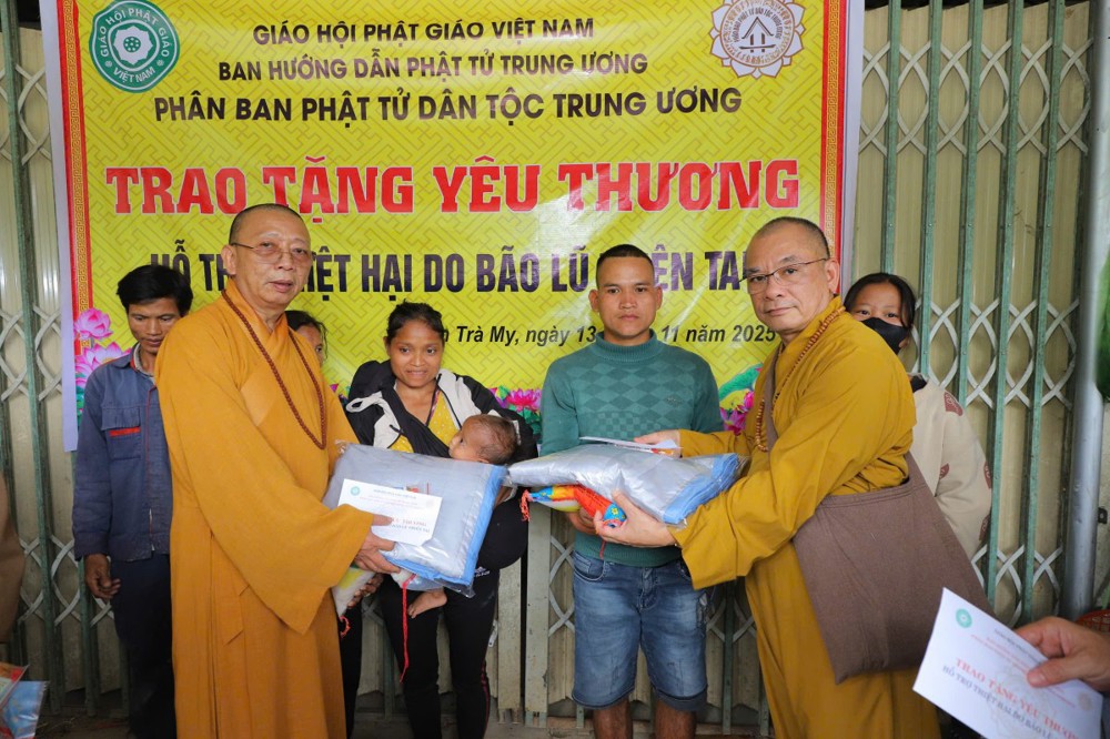 Đà Nẵng: Phân ban Phật tử Dân tộc Trung ương trao tặng yêu thương đến đồng bào khó khăn