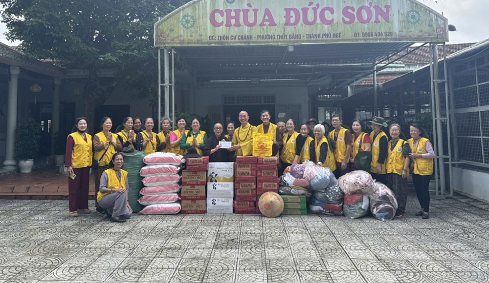 Huế: Trao quà hỗ trợ bà con bị thiệt hại do bão lũ số 12