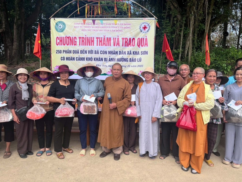 Lâm Đồng: Ban Từ thiện Xã hội Phật giáo tỉnh cứu trợ đồng bào vùng bão lũ tại các tỉnh miền Trung và miền Bắc