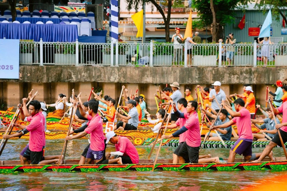 Lễ hội đua Ghe Ngo Xuân Hòa 2025 - Sôi động trên dòng kênh Nhiêu Lộc