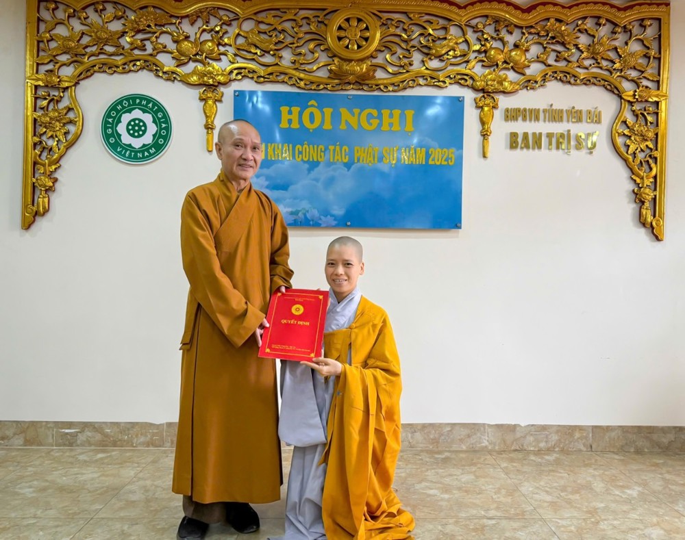 A person and person in robes holding a red book

AI-generated content may be incorrect.