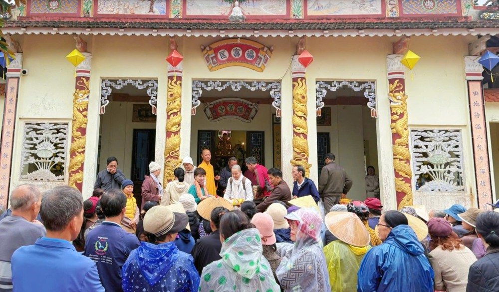 Huế: Hành trình từ thiện trao yêu thương đến bà con khó khăn