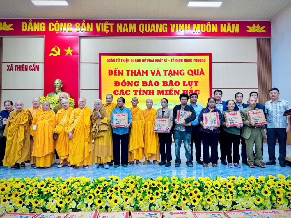 Đoàn Từ thiện Ni giới Hệ phái Khất sĩ thăm và trao quà cứu trợ đồng bào Hà Tĩnh bị ảnh hưởng lũ lụt
