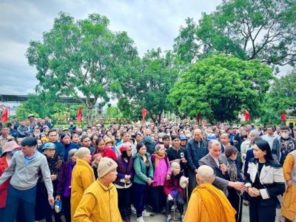 Bắc Ninh: Đoàn Từ thiện Ni giới Hệ phái Khất sĩ trao 500 phần quà cho bà con xã Tiên Lục 