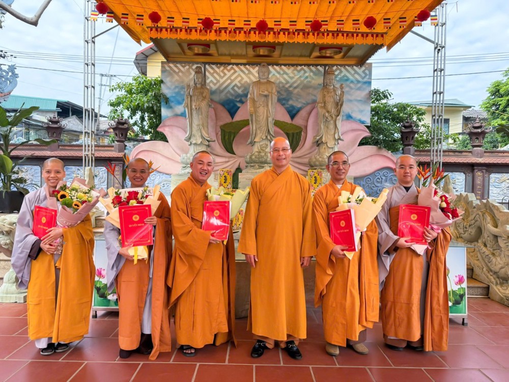 A group of people wearing orange robes

AI-generated content may be incorrect.