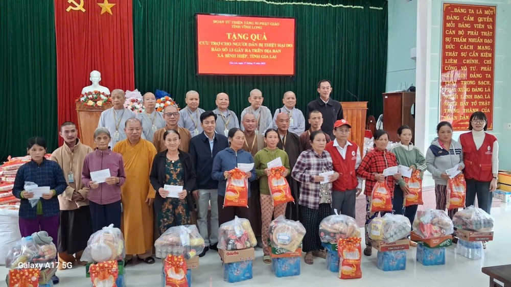 Đoàn Tăng Ni Phật giáo tỉnh Vĩnh Long trao 1.500 phần quà đến bà con ba tỉnh bị lũ lụt nặng tại các tỉnh miền Trung – Tây Nguyên