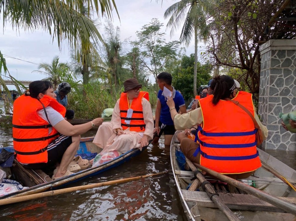 Đà Nẵng: Chùa Phước Quang Hóc Môn Hướng về Miền Trung trao quà