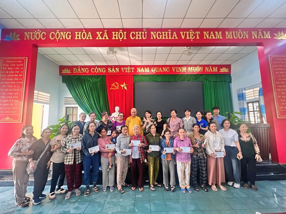 Chư Tăng, Phật tử chùa Phật Tích (Lào) trao 1.000 suất quà hỗ trợ đồng bào lũ lụt Huế