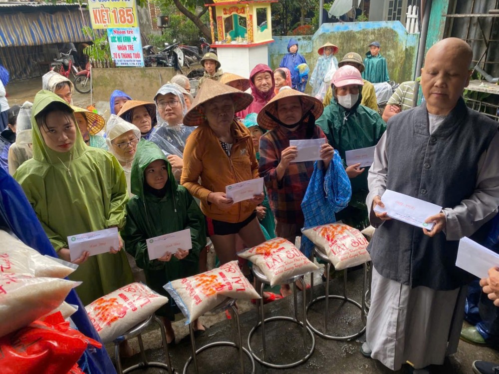 Đà Nẵng: chùa Phục Đán hỗ trợ bà con bị lũ lụt tại thành phố Huế