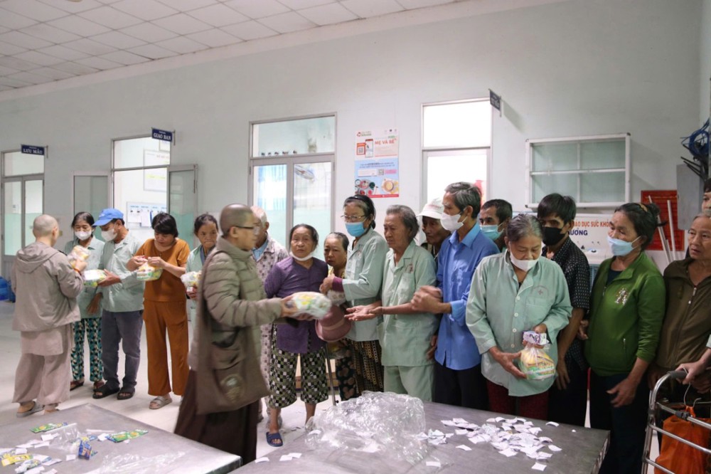 Đà Nẵng: Tăng Ni, Phật tử thành phố tích cực hỗ trợ bà con vùng lũ