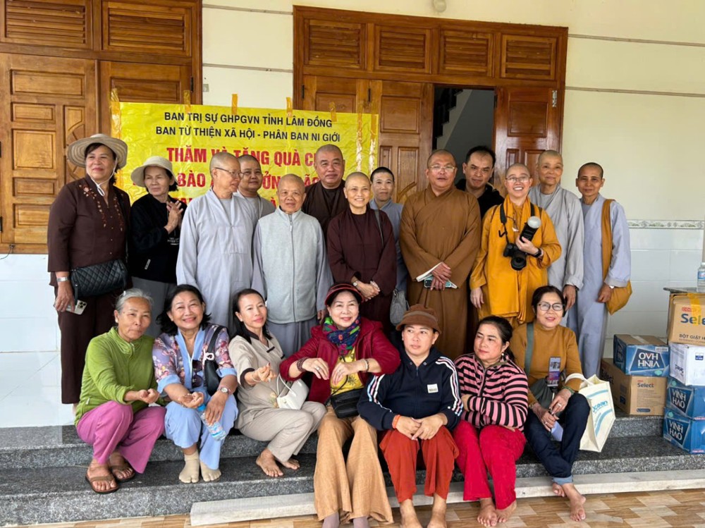 Lâm Đồng: Ban Từ thiện Xã hội và Phân ban Ni giới cứu trợ đồng bào bị ảnh hưởng bão số 13 (Kalmaegi) tại Đăk Lăk và Gia Lai