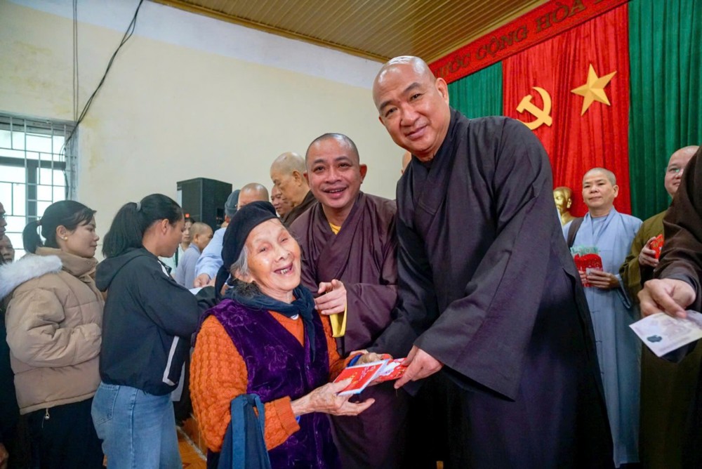 Văn phòng 2 Trung ương trao hơn 300 phần quà đến bà con ảnh hưởng bão lũ tại tỉnh Thái Nguyên