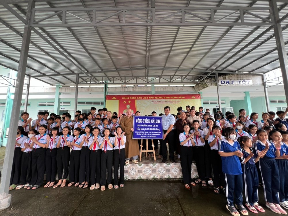 Chùa Pháp Tạng (TP.HCM) trao nhà tình thương, đường giao thông nông thôn và học bổng đến bà con miền Tây