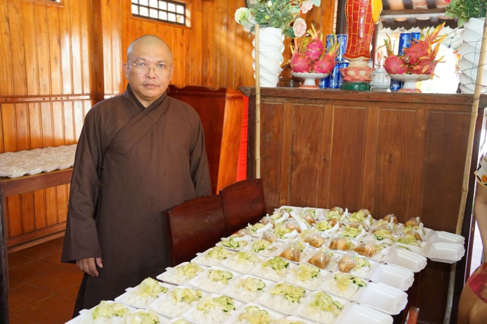 Lâm Đồng: Chùa An Lạc hỗ trợ 3500 phần cơm cho đồng bào vùng ngập lụt