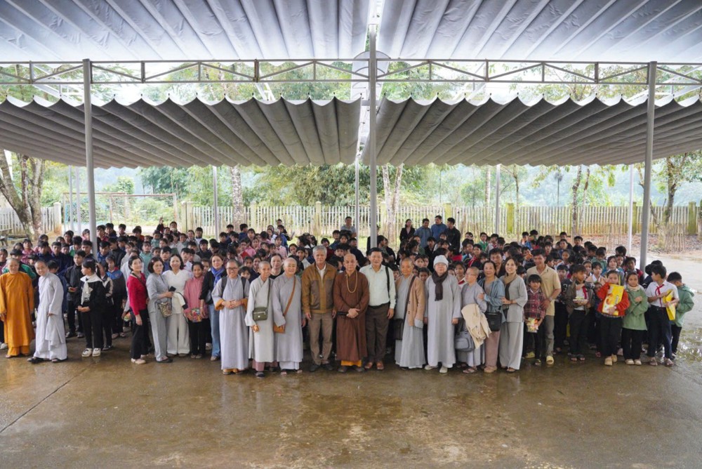 Ban Từ thiện xã hội TP. Cần Thơ tiếp tục trao những phần quà cho bà con tại xã Trà Leng, tỉnh Đà Nẵng (Quảng Nam cũ)