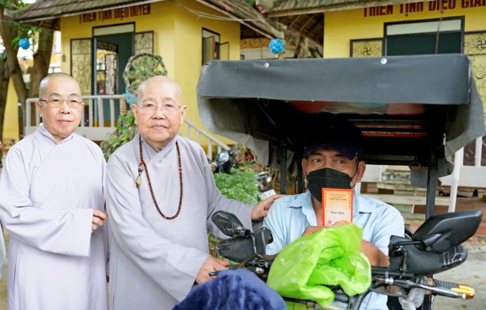 Khánh Hoà: Phân ban Ni giới TP.HCM trao quà hỗ trợ người dân vùng lũ