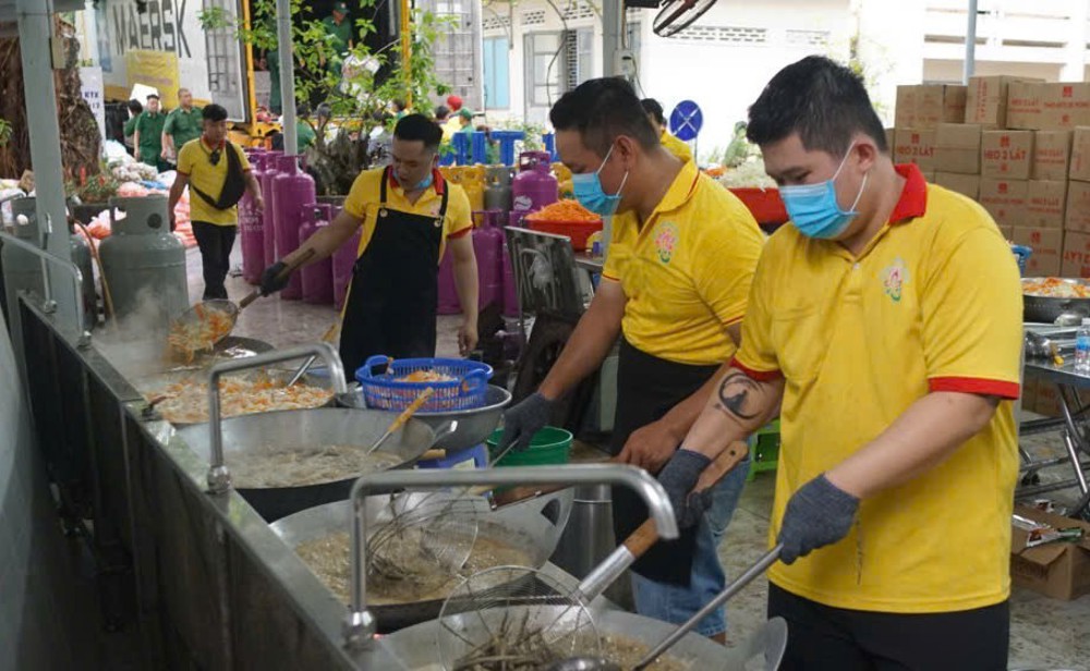 Khởi động bếp cơm từ thiện dã chiến phục vụ 15.000 phần cơm cho vùng lũ Khánh Hòa