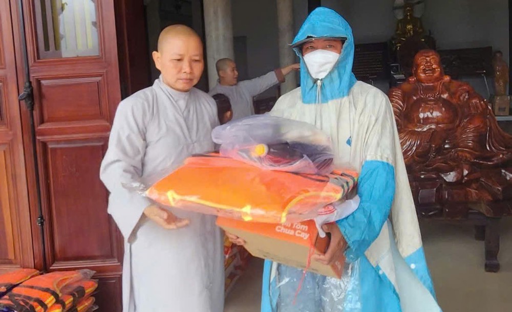 Lâm Đồng: Chùa Phước Minh tặng 150 phần quà cho đồng bào xã Đại Lộc 