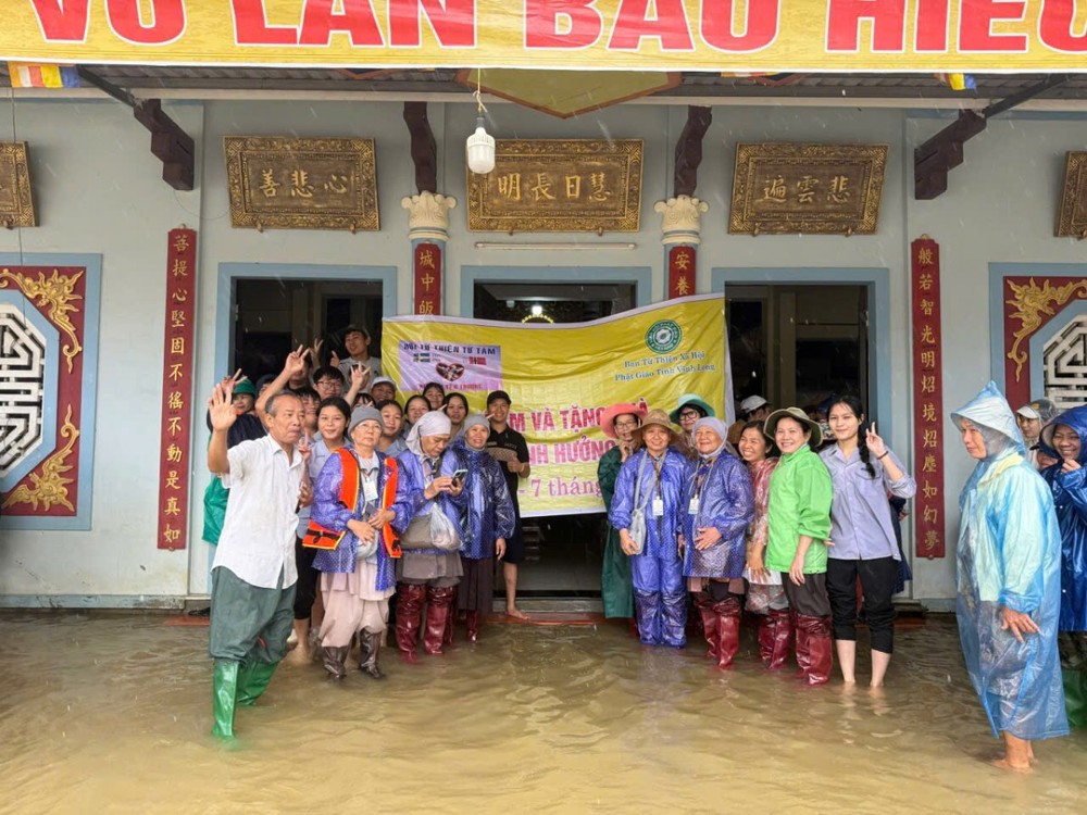 Ban Từ thiện Xã hội Phật giáo Vĩnh Long trao hơn 600 triệu đồng hỗ trợ đồng bào vùng lũ Huế