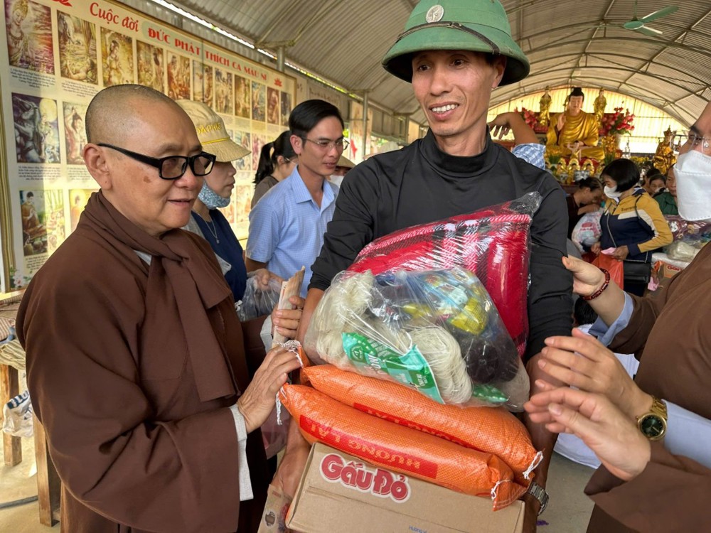 TP.HCM: Chùa Bửu Long xã Phước Hải trao hơn hơn 1,8 tỷ đồng cứu trợ đồng bào bị ảnh hưởng mưa lũ tại miền Trung và miền Bắc