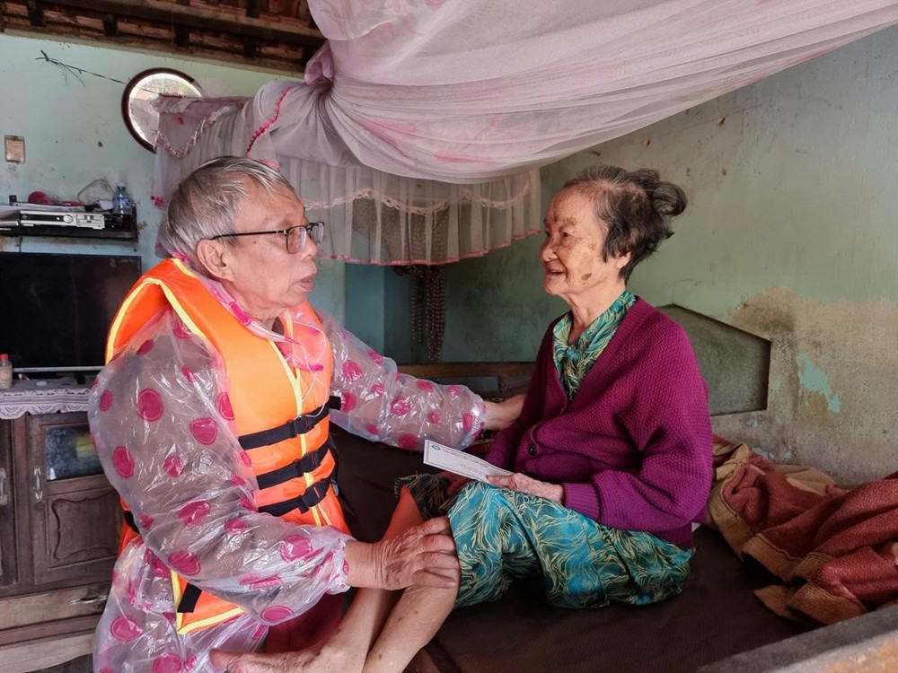 Đạo tràng Pháp Hoa miền Bắc sẻ chia yêu thương với bà con vùng lũ thành phố Đà Nẵng và thành phố Huế