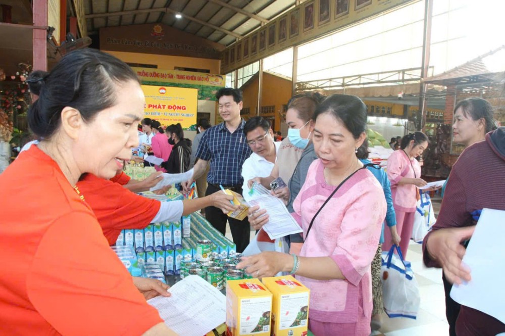 TP.HCM: Chùa Di Đà tổ chức phiên chợ Chia Sẻ Yêu thương cho 300 hộ gia đình xã Nhuận Đức
