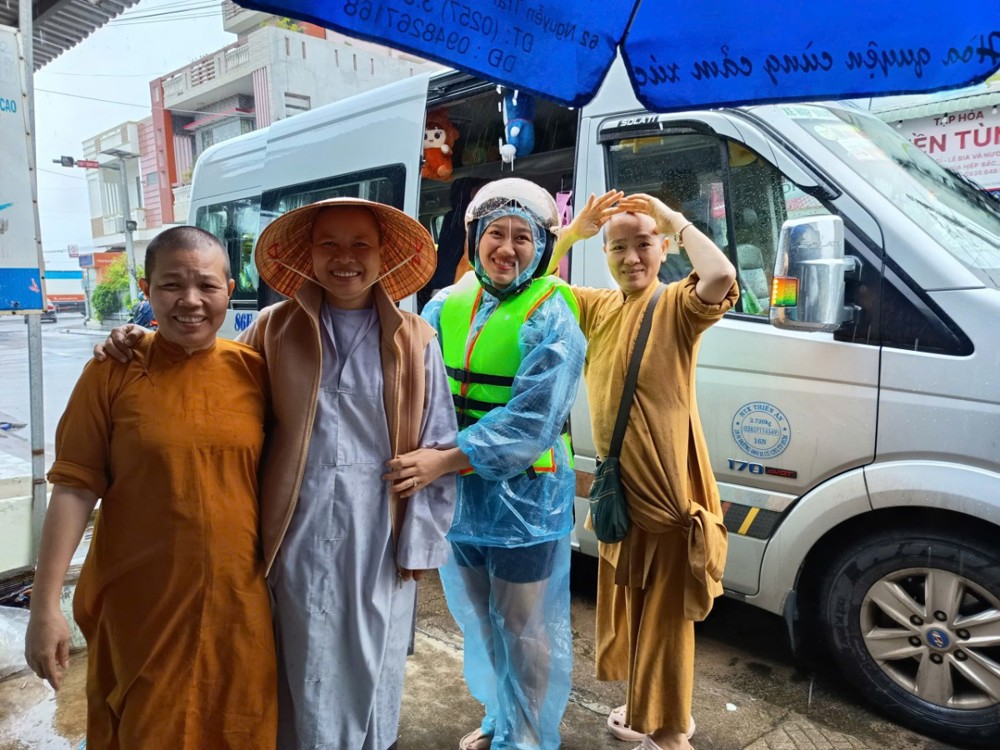 Đăk Lăk: Chùa Phước Minh (Lâm Đồng) Thương Về Miền Trung cứu trợ đông bào rốn lũ xã Hòa Thịnh