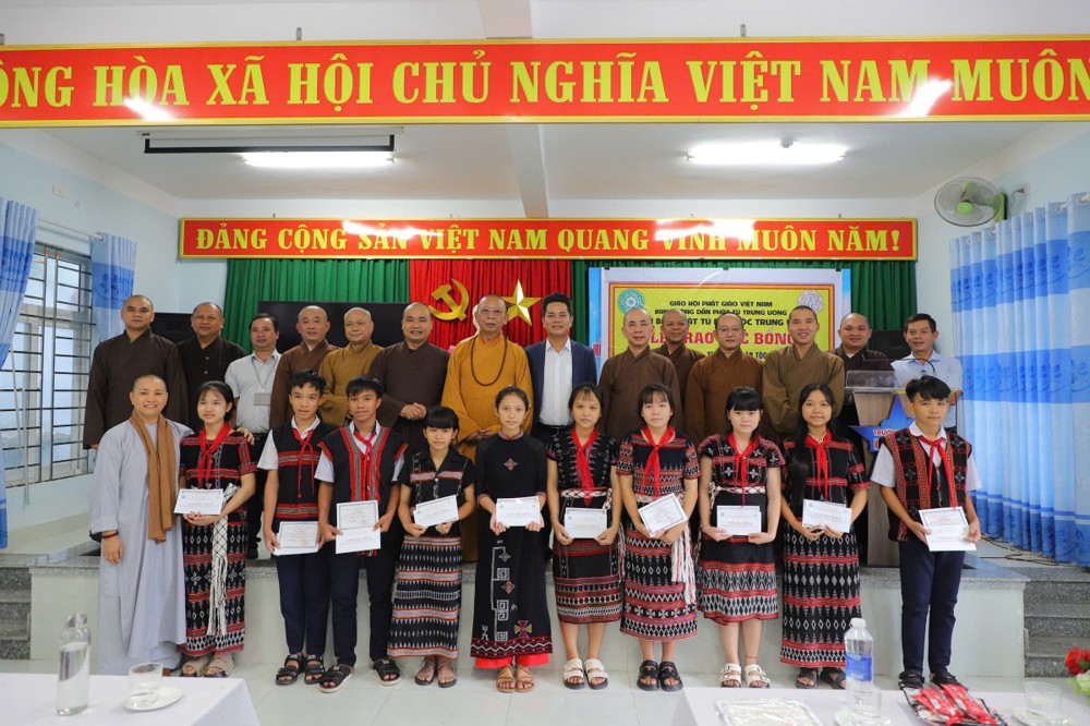 Đà Nẵng: Phân ban PTDT TƯ trao 10 suất học bổng cho học sinh Trường THCS Nguyễn Tri Phương