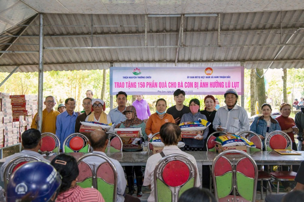 Lâm Đồng: Trao tặng 150 phần quà cho bà con bị ảnh hưởng lũ lụt tại xã Hàm Thuận Bắc 
