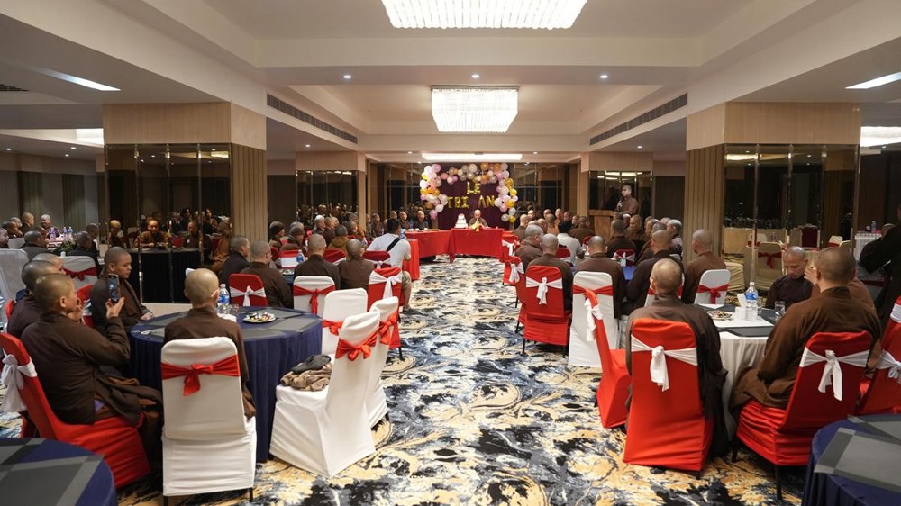 Tăng Ni sinh Trường Trung cấp Phật học Hà Nội tri ân ngày Nhà giáo Việt Nam trên đất Phật