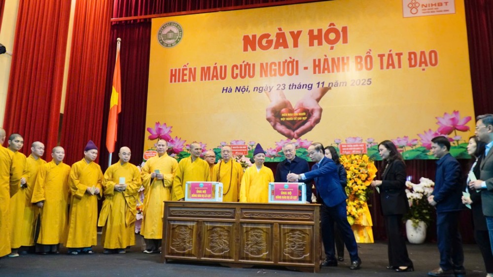 Tăng Ni sinh Học viện Phật giáo Việt Nam tại Hà Nội hào hứng hiến máu và đăng ký hiến mô, tạng