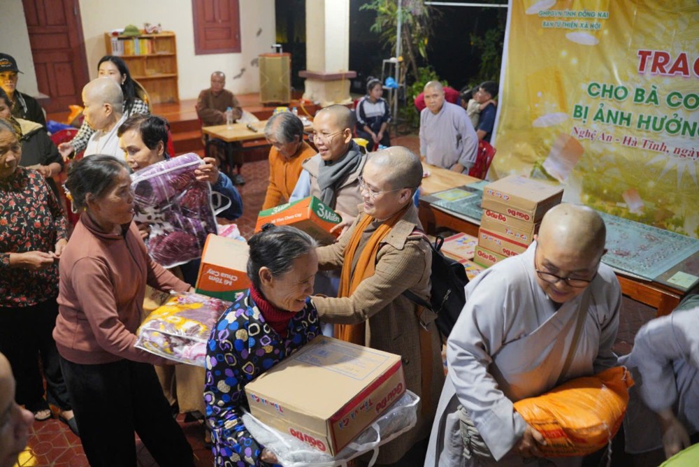 Nghệ An: Ban Từ thiện xã hội GHPGVN tỉnh Đồng Nai cứu trợ bà con bị thiên tai lũ lụt