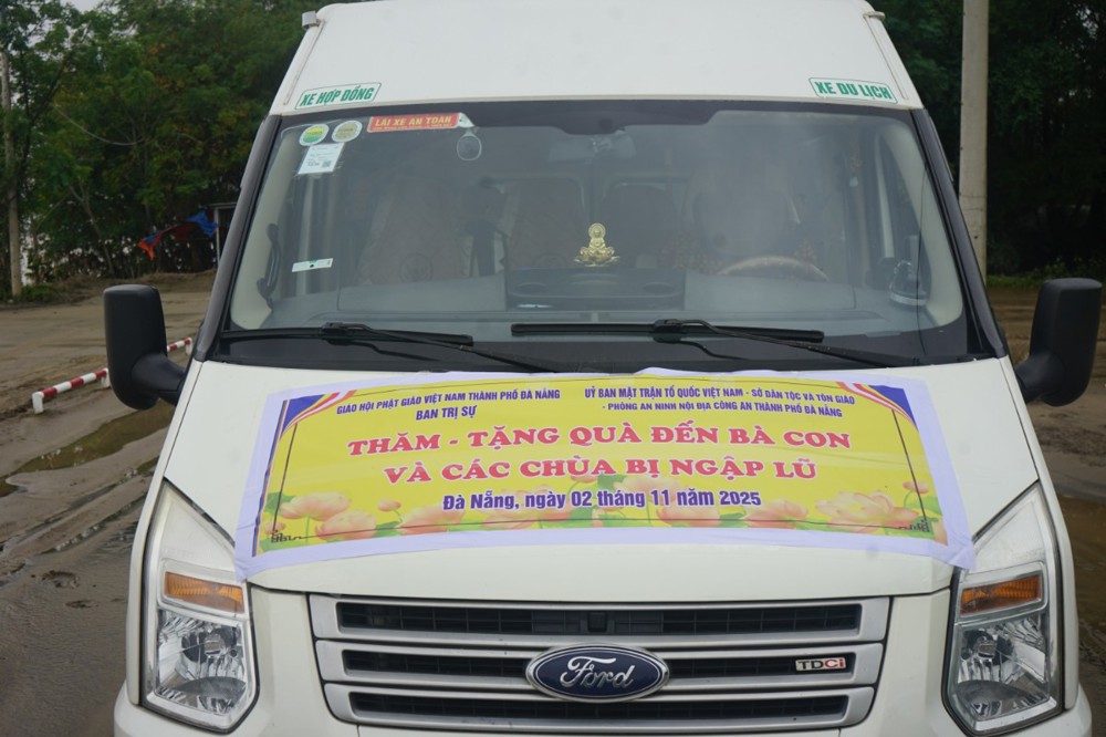 Đà Nẵng: Thường trực Ban Trị sự cùng lãnh đạo chính quyền thành phố thăm và tặng quà vùng lũ