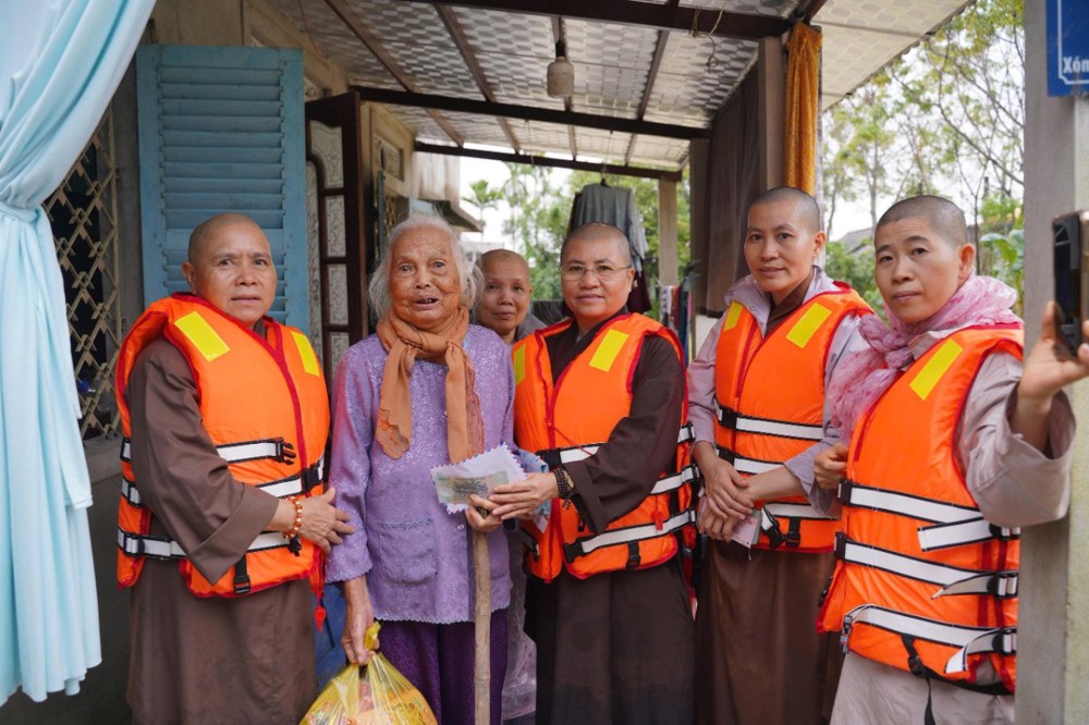 Ban Từ thiện xã hội Phật giáo tỉnh Đồng Nai tiếp tục trao những phần quà cho bà con bị lũ lụt tại Huế