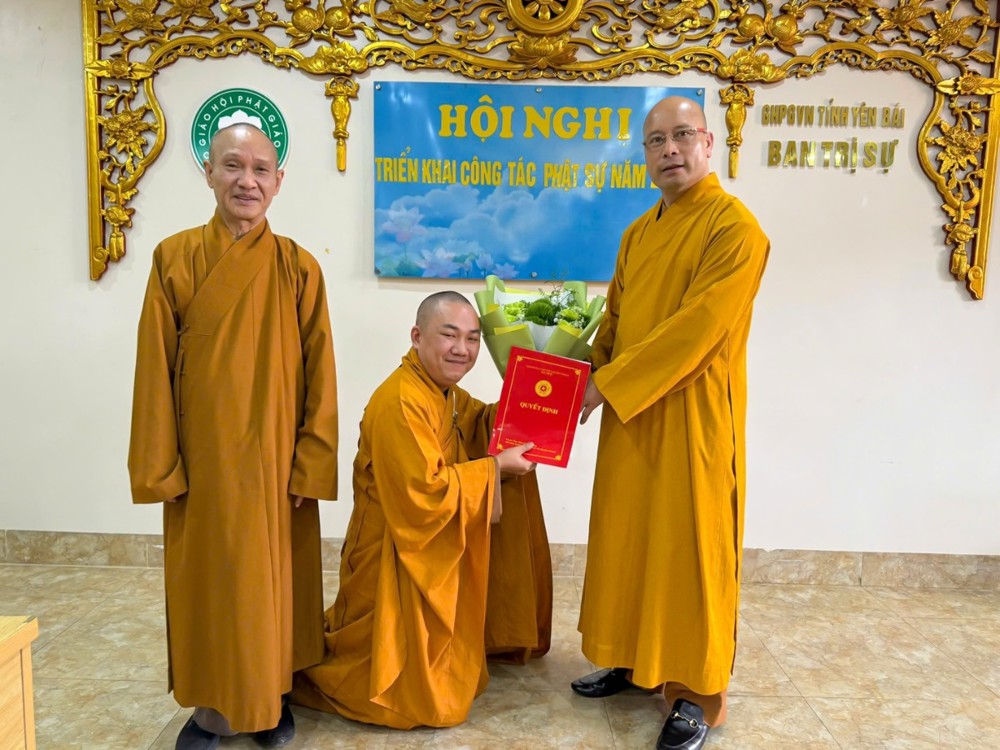 A group of men in orange robes holding a red book

AI-generated content may be incorrect.