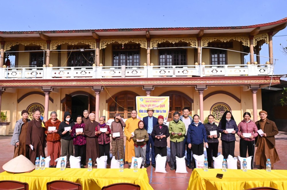 Hà Tĩnh: Ban Từ thiện xã hội Phật giáo Thanh Hóa thăm, tặng quà bà con vùng bão lũ