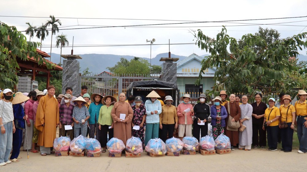 Chùa Pháp Hoa (Quảng Ngãi) tổ chức chuyến từ thiện cứu trợ đồng bào vùng lũ tại xã Nam Sơn và xã Hà Nha, TP. Đà Nẵng