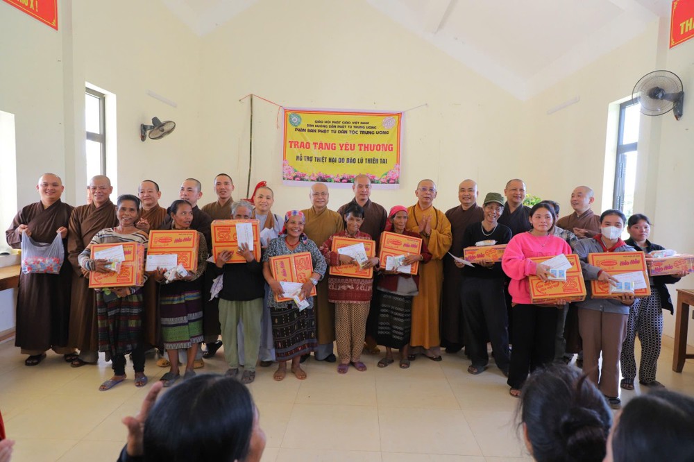 Phân ban Phật tử Dân tộc Trung ương trao tặng yêu thương đến đồng bào bị thiệt hại tại tỉnh Quảng Trị