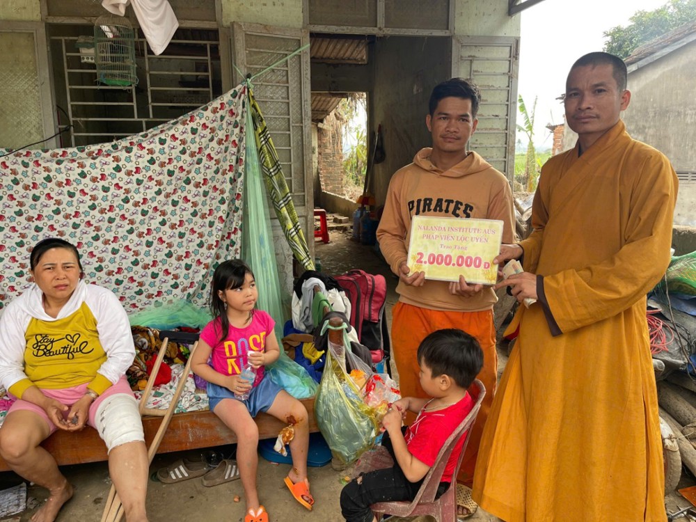 Câu lạc bộ Mái Ấm Yêu Thương và chùa Pháp Huyền hỗ trợ đồng bào bị thiệt hại do bão tại Phú Yên và Đắk Lắk