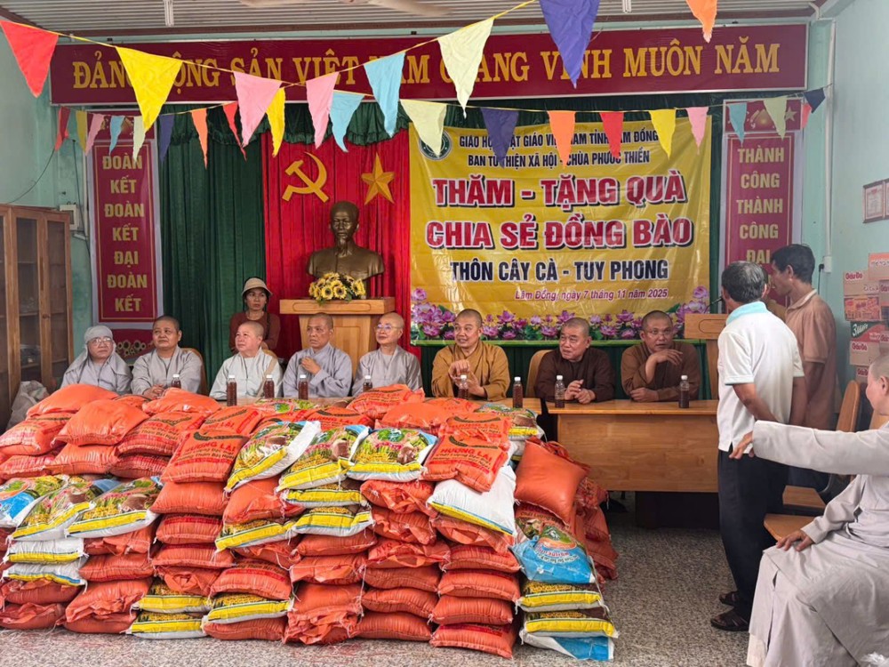 Lâm Đồng: Ban TT-XH Phật giáo tỉnh thăm và tặng quà cho bà con vùng lũ Tuy Phong