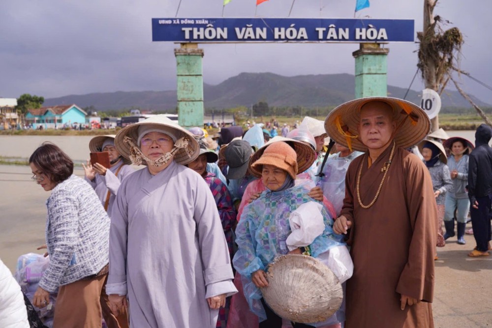 Ban Từ thiện xã hội Phật giáo TP. Cần Thơ tiếp tục mang những phần quà nghĩa tình đến với bà con vùng lũ tại Đắk Lắk