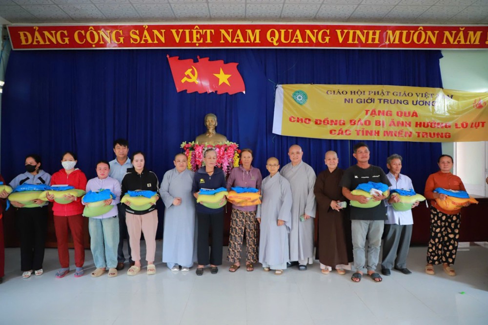 Phân ban Ni giới T.Ư tiếp tục cứu trợ đồng bào bị ảnh hưởng bão lũ các tỉnh miền Trung