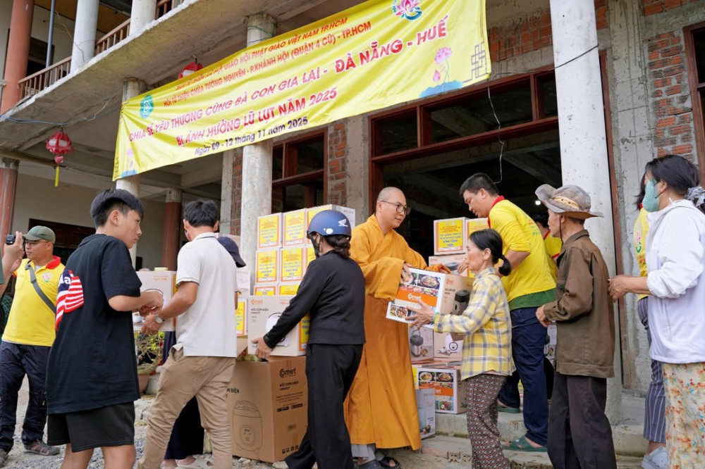 Ban Từ thiện xã hội TP. Hồ Chí Minh tiếp tục trao quà cứu trợ bà con tại Đà Nẵng