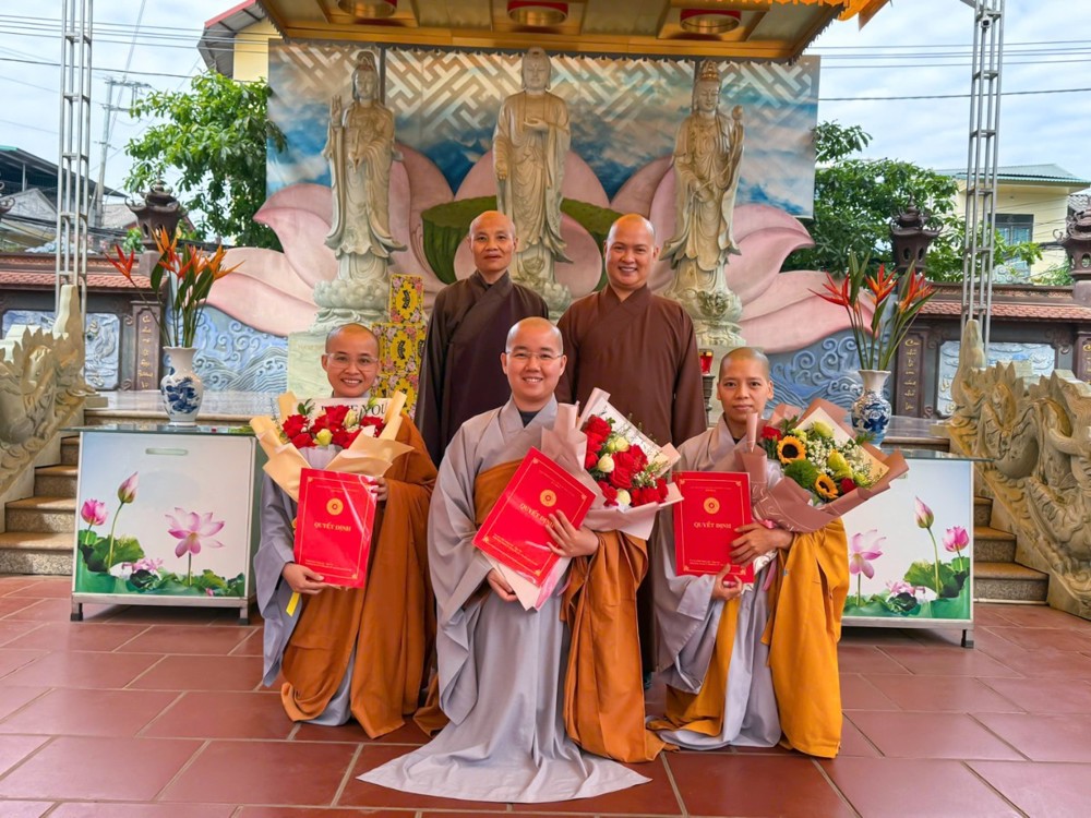 A group of people holding flowers and books

AI-generated content may be incorrect.