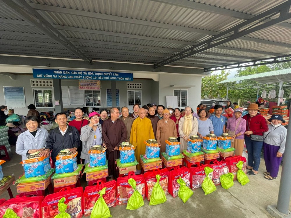 Đà Nẵng: Chùa Thọ Quang –  Phước Ấm – Ngọc Sơn – Lương Mỹ đồng hướng về đồng bào tỉnh Phú Yên (cũ) Trao quà từ thiện tại xã Hòa Thịnh.