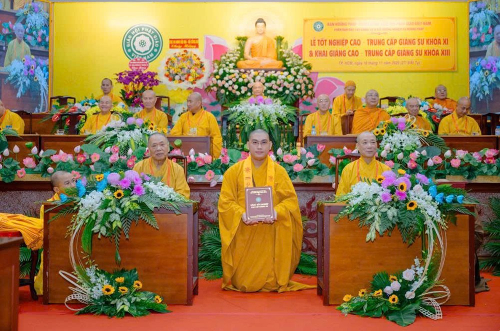 TP.HCM: Trưởng lão Hòa thượng Chủ tịch chứng minh Lễ Tốt nghiệp Cao – Trung cấp Giảng sư Khóa XI