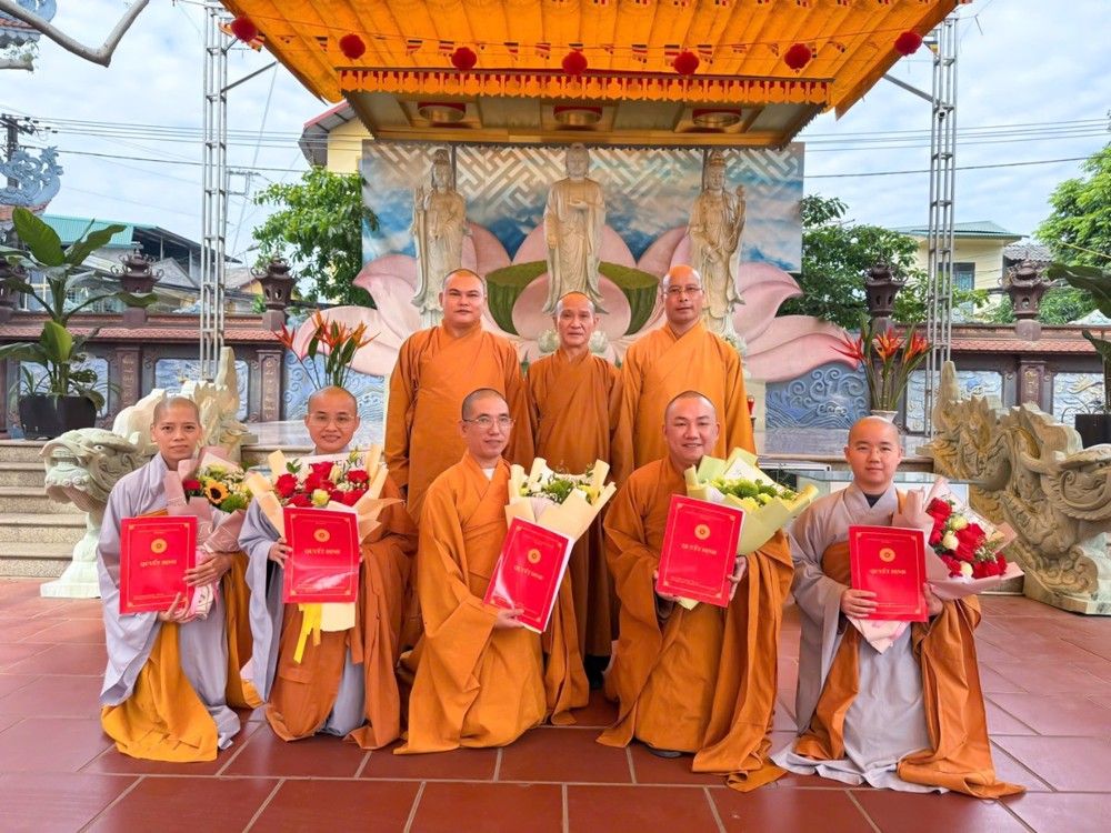 A group of people in orange robes holding books and flowers

AI-generated content may be incorrect.