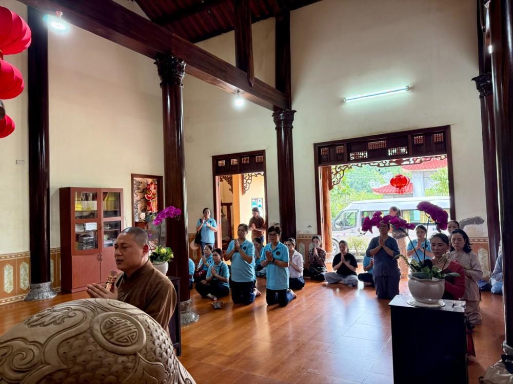 Đà Nẵng: Chùa Pháp Hội trao tặng hơn 400 triệu đồng cho bà con bị lũ lụt