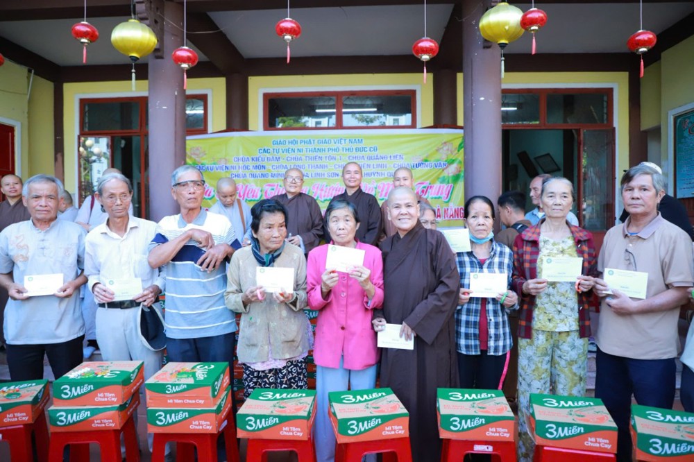 Các tự viện và Phân ban Ni giới Tp.Thủ Đức (cũ) trao tặng hơn 1.000 phần quà đến bà con vùng lũ miền Trung